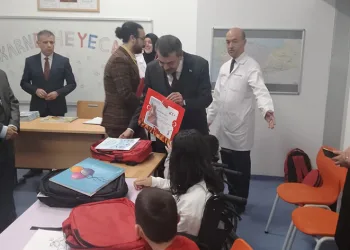 Hastanedeki çocukların karne sevincine ortak oldu