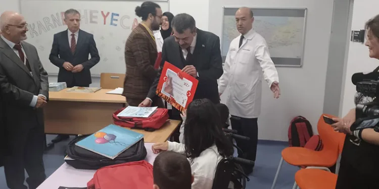 Hastanedeki çocukların karne sevincine ortak oldu
