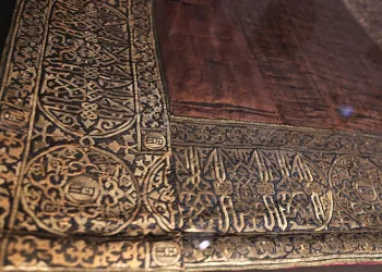 Ulu Cami’deki Kabe örtüsünün püskülleri kayıp