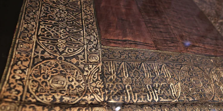 Ulu Cami’deki Kabe örtüsünün püskülleri kayıp