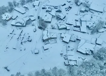 Ağrı’nın yüksek bölgelerinde evler kar altında kaldı