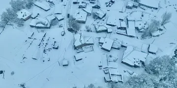 Ağrı’nın yüksek bölgelerinde evler kar altında kaldı