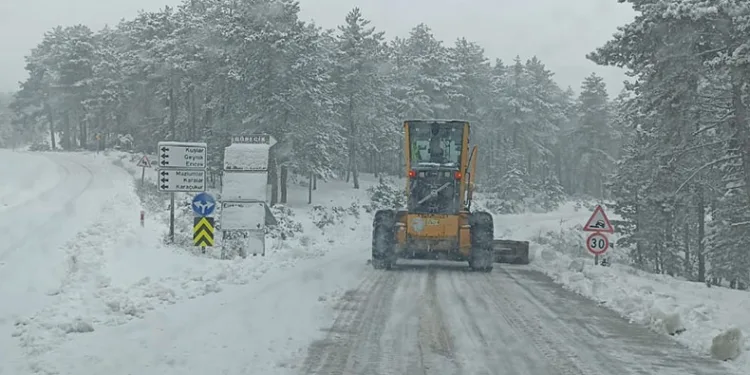Bursa’da 56 mahallede kar mesaisi