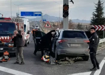 Bariyerlere saplanan otomobilin sürücüsü hayatını kaybetti