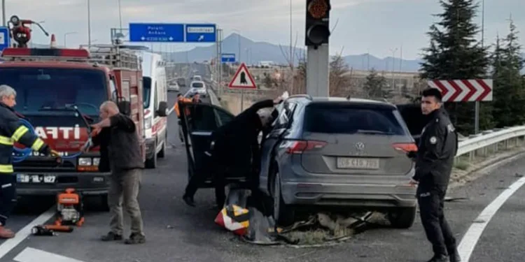 Bariyerlere saplanan otomobilin sürücüsü hayatını kaybetti