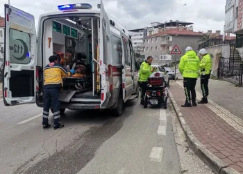 Bursa’da kaldırıma çarpan motosiklet sürücüsü yaralandı