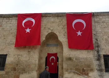Esnaflar iş yerlerini Türk bayrakları ile donattı