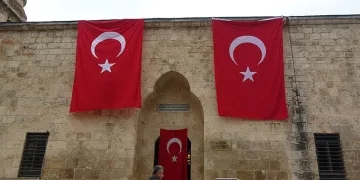 Esnaflar iş yerlerini Türk bayrakları ile donattı