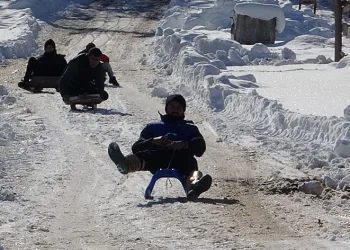 Gençler yaptıkları kızaklarla karın tadını çıkardı