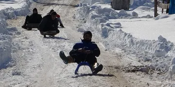 Gençler yaptıkları kızaklarla karın tadını çıkardı