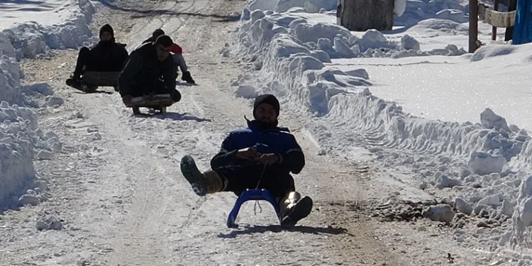 Gençler yaptıkları kızaklarla karın tadını çıkardı