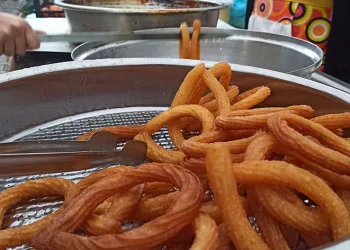 Aile bütçesine tatlı satarak katkı sağlıyor