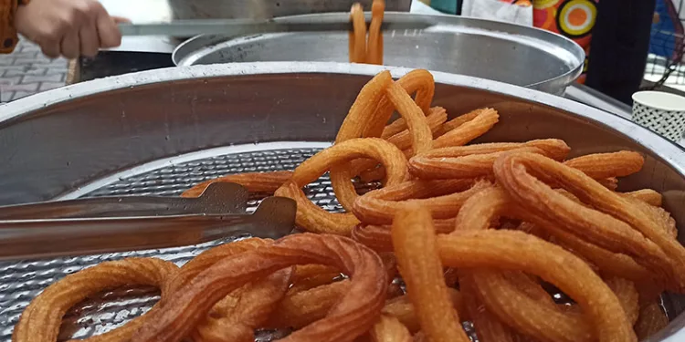 Aile bütçesine tatlı satarak katkı sağlıyor