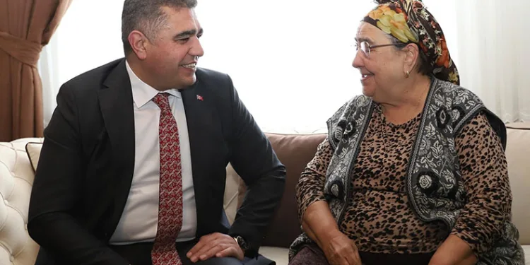 Vali Aslan şehit ailelerini yalnız bırakmıyor