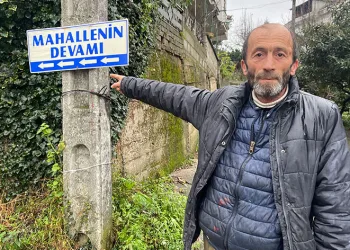 Mahallenin devamını tabelayla gösteriyor