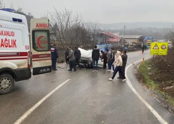 Sivil polis aracı ile otomobil çarpıştı