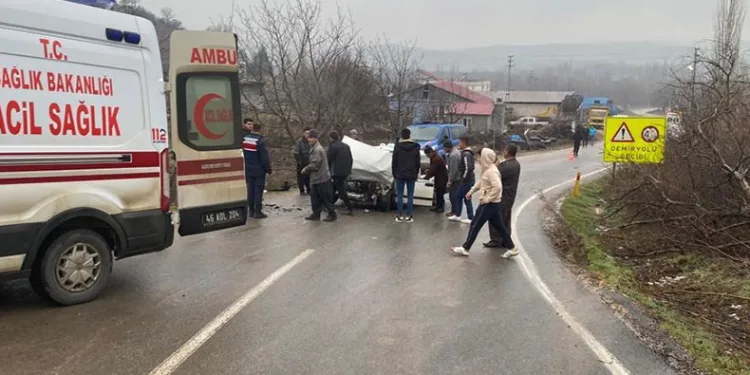 Sivil polis aracı ile otomobil çarpıştı