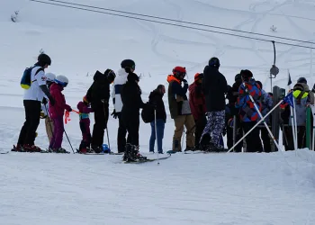 Kayak tutkunları pistleri doldurdu