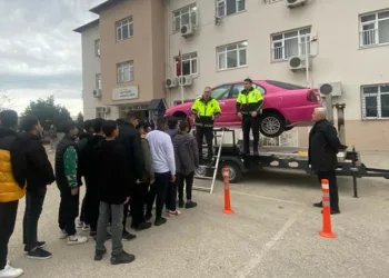Mersin polisinden öğrencilere trafik eğitimi
