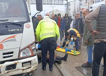 Geri manevra yapan kamyon kadına çarptı