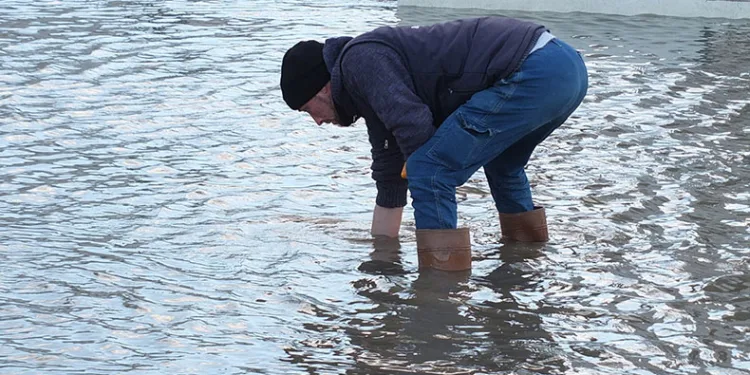 Plajı aşan deniz suları yolları göle çevirdi