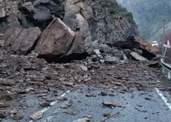 Hakkari Çukurca yolunda heyelan, yol ulaşıma kapandı