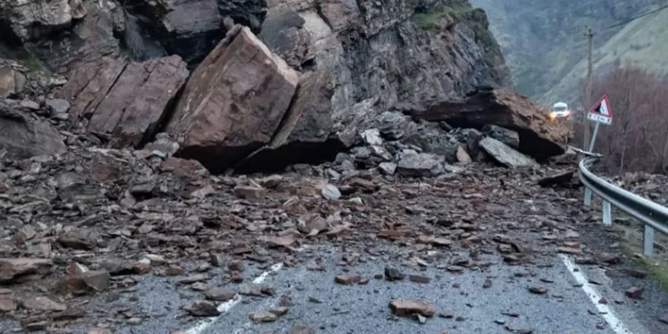 Hakkari Çukurca yolunda heyelan, yol ulaşıma kapandı