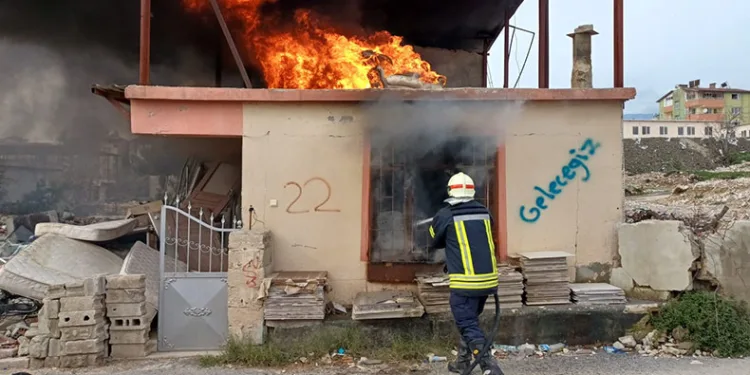 Hatay’da bir evde çıkan yangın maddi hasara neden oldu