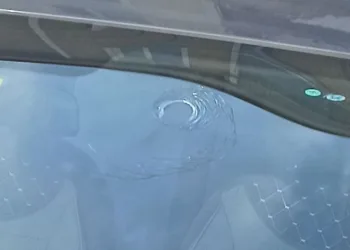 Otomobilin ön camına yorgun mermi düştü