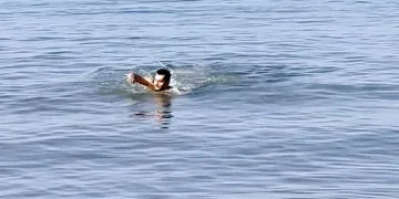 Serin sularda Ocak güneşinin tadını çıkardı