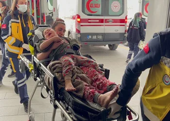 Anne ve 3 yaşındaki çocuğun ayakları ezildi