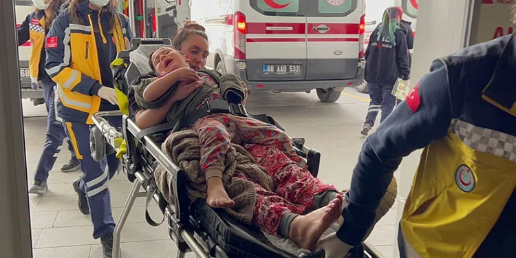 Anne ve 3 yaşındaki çocuğun ayakları ezildi