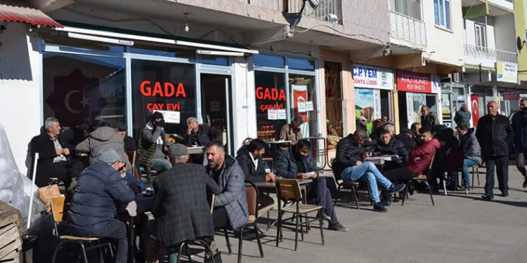 Zemheri ayında vatandaşlar sokaklarda