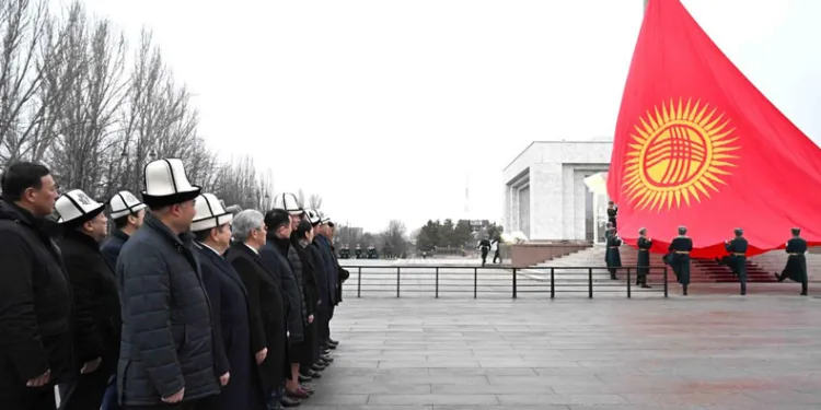 Kırgızistan resmi bayrağı değişti