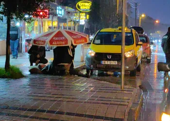 Yaralıyı yağmurdan böyle korudular