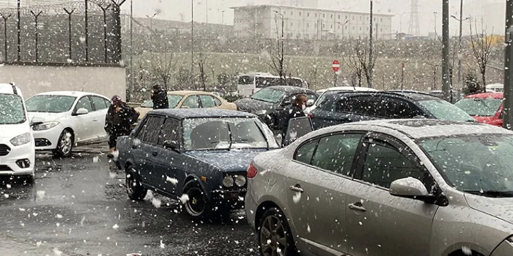 Başakşehir’de kar yağışı etkili oluyor