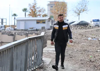 Depremde kaybolan polisi arıyor