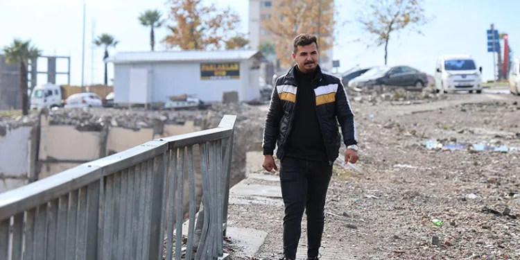 Depremde kaybolan polisi arıyor