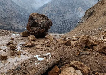 Yola düşen kaya parçaları köy yolunu ulaşıma kapattı