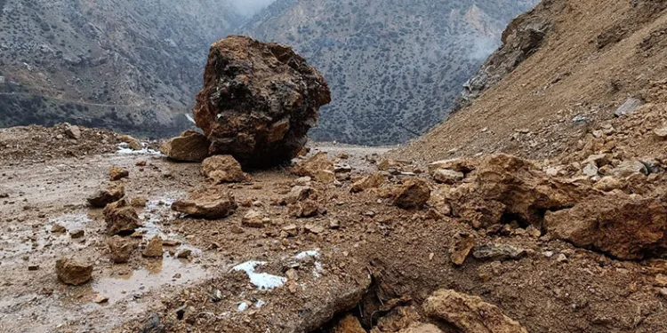 Yola düşen kaya parçaları köy yolunu ulaşıma kapattı