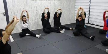 Kadınlara karışan yandı