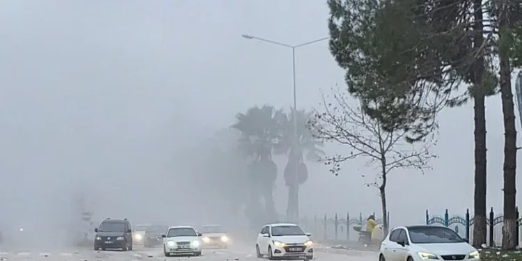 Toz bulutu nedeniyle araçlar durdu, yayalar kaçtı