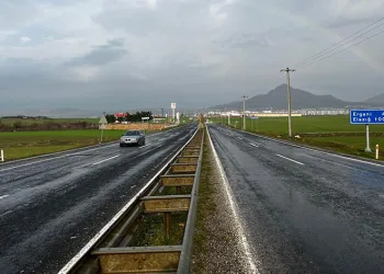 Yağmur sonrası ortaya çıkan gökkuşağı görsel şölen oluşturdu