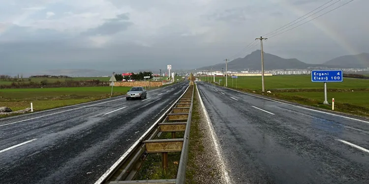 Yağmur sonrası ortaya çıkan gökkuşağı görsel şölen oluşturdu