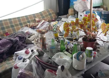 Biriktirdiği eşyalarla çöp eve döndü