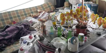 Biriktirdiği eşyalarla çöp eve döndü
