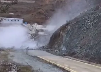 Artvin’de heyelan anı görüntülendi
