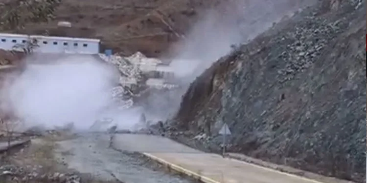 Artvin’de heyelan anı görüntülendi