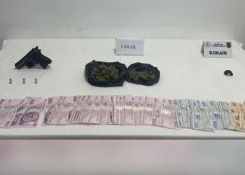 Zehir taciri evinde uyuşturucu ve silahla yakalandı