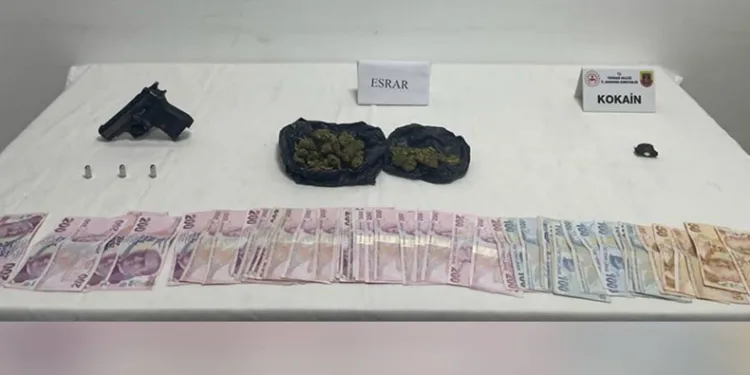 Zehir taciri evinde uyuşturucu ve silahla yakalandı